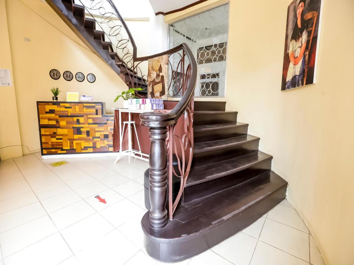 Oyo 759 Royal South Garden Suites Tagaytay City Exteriör bild
