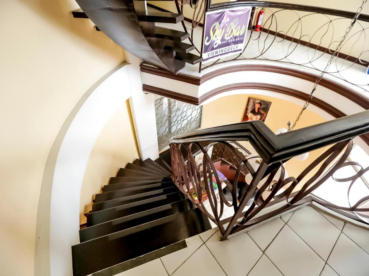 Oyo 759 Royal South Garden Suites Tagaytay City Exteriör bild